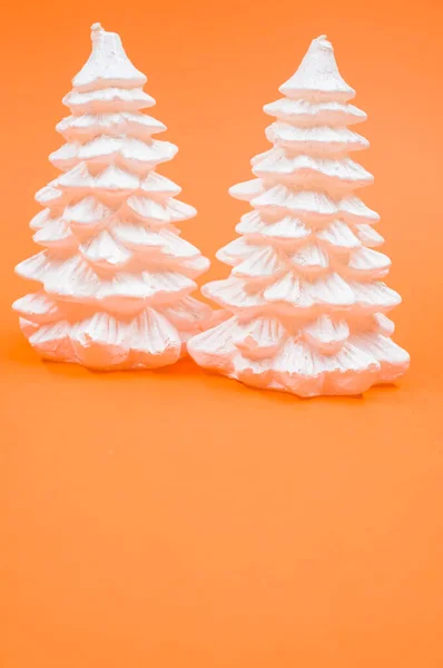 Colpo Verticale Ornamenti Natale Una Superficie Arancione — Foto Stock