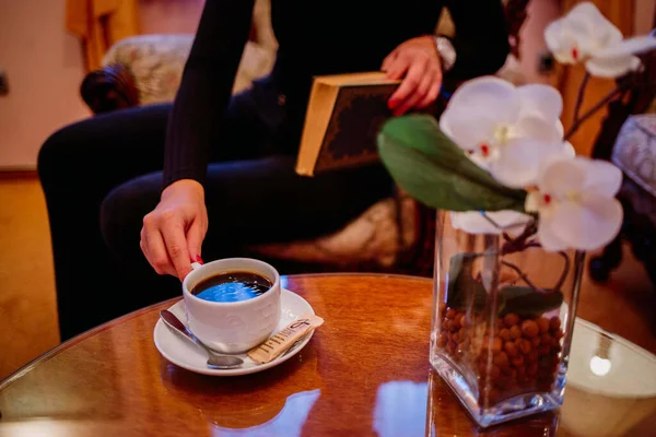 Una Toma Selectiva Enfoque Una Mujer Tomando Café Mientras Lee — Foto de Stock
