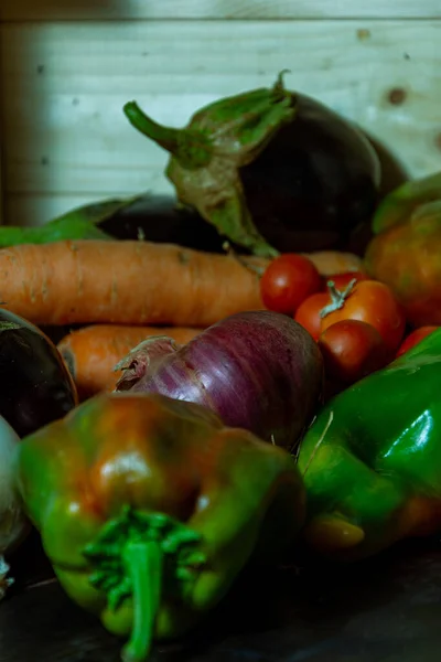 Tiro Close Vários Vegetais Frescos Uma Superfície Madeira Com Uma — Fotografia de Stock