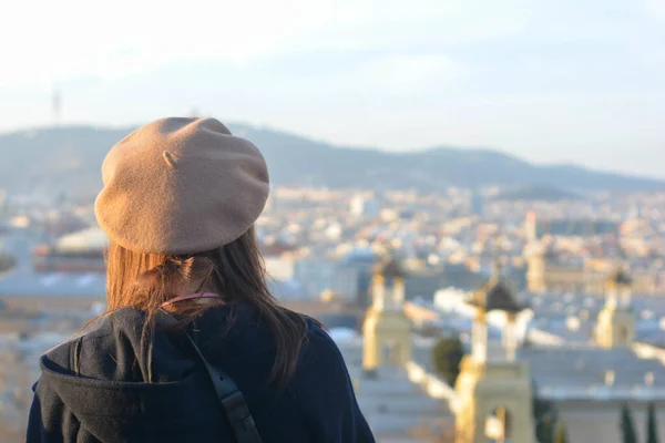 Una Vista Trasera Una Joven Turista Mirando Ciudad Barcelona — Foto de Stock