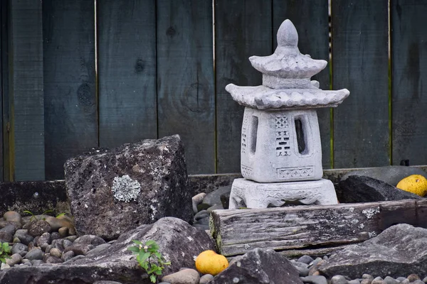 日本風の古コンクリート製の庭灯 — ストック写真