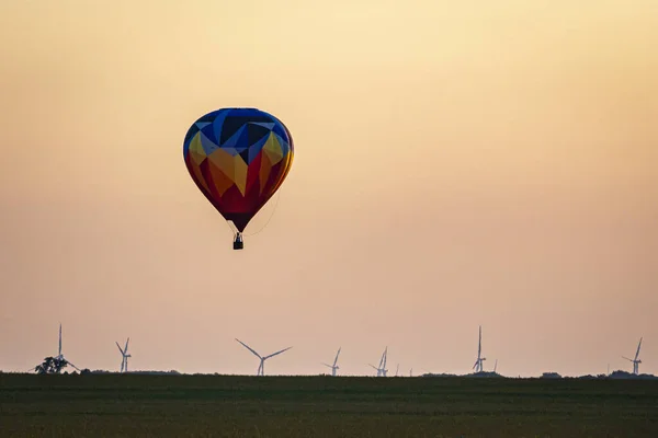 Dramatische Wunderschöne Mosaik Bunten Ballon Aeronaut Mutig Fliegt Und Landet — Stockfoto