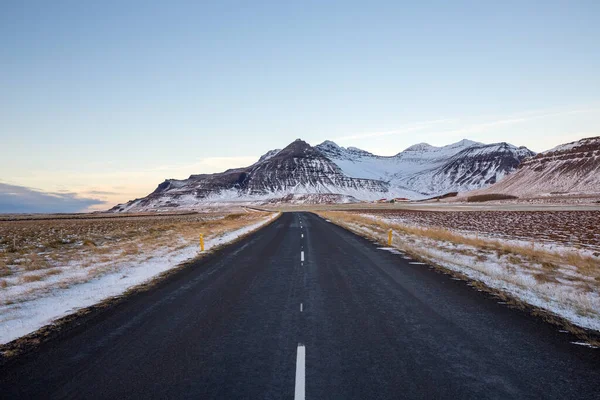 Uma Estrada Vazia Fundo Montanha Nevada Islândia — Fotografia de Stock