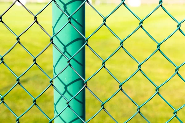 Ένα Κοντινό Πλάνο Του Σιδερένιου Πράσινου Ζωγραφισμένου Φράχτη — Φωτογραφία Αρχείου