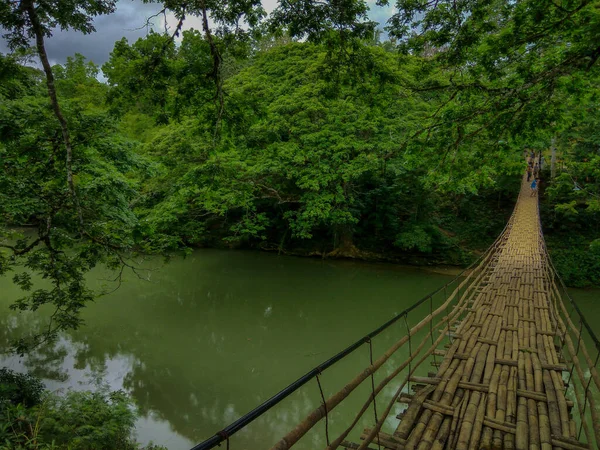 川を渡る竹製の美しい歩道橋 — ストック写真