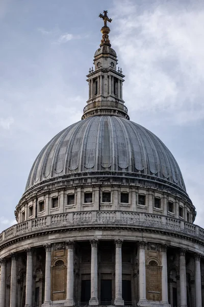 英国伦敦圣保罗大教堂圆顶的垂直截图 — 图库照片