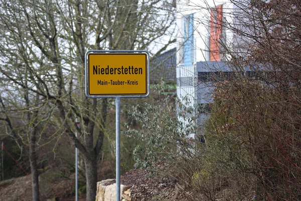 Una Señal Tráfico Amarilla Con Nombres Locales Niederstetten Baden Wurttemberg —  Fotos de Stock