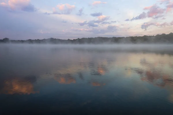 Niebla Eleva Fuera Del Lago Con Paisaje Nublado Dramático Amanecer — Foto de Stock