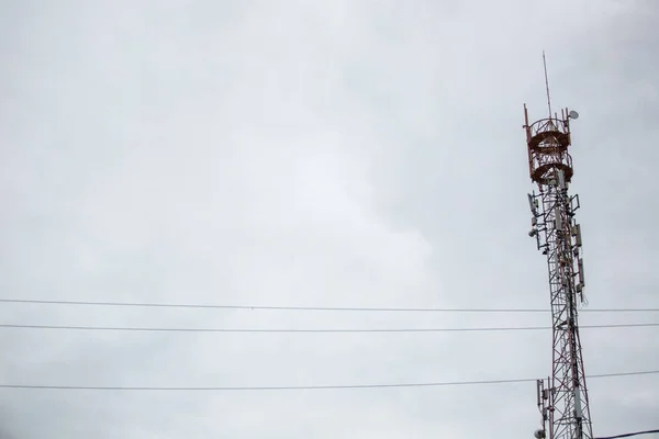 Vue Angle Bas Tour Communication Sous Ciel Nuageux — Photo