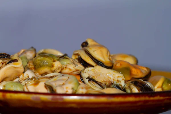 Eine Nahaufnahme Von Eingelegten Muscheln Einem Teller — Stockfoto