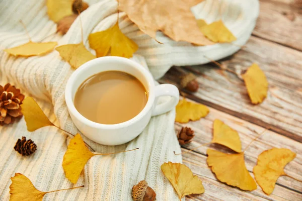 Nahaufnahme Einer Tasse Kaffee Und Herbstblättern Auf Hölzernem Hintergrund — Stockfoto