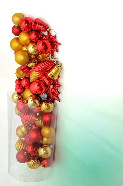 一个垂直拍摄的红色和金色圣诞装饰品 — 图库照片