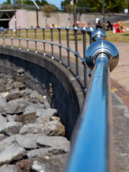 Plan Rapproché Une Rampe Métallique Sur Fond Promenade Floue — Photo