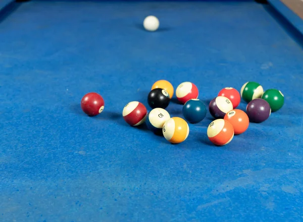 Tiro Foco Seletivo Bolas Bilhar Coloridas Mesa Azul Piscina — Fotografia de Stock