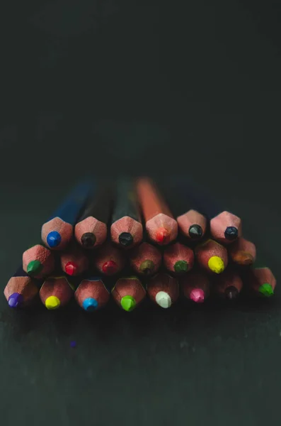 Eine Vertikale Aufnahme Hölzerner Buntstifte Auf Schwarzem Hintergrund — Stockfoto