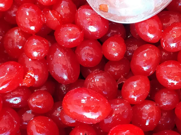 Nahaufnahme Eines Haufens Roter Beeren Und Eines Löffels — Stockfoto