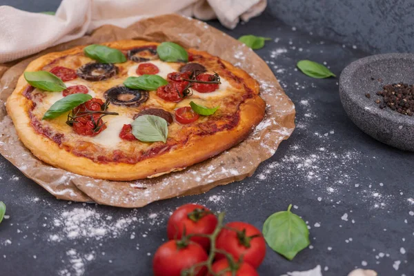 Una Vista Superior Pizza Vegetariana Entera Con Champiñones Albahaca Tomates — Foto de Stock