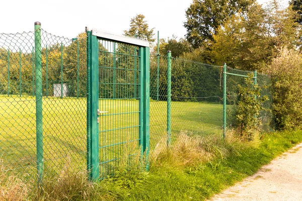 Żelazny Płot Malowany Zielono Parku Otoczonym Zielenią — Zdjęcie stockowe