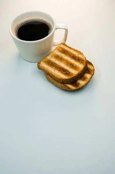 Vertikal Bild Kopp Kaffe Och Rostat Bröd Vit Yta — Stockfoto