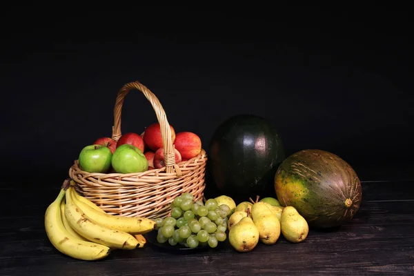 Primer Plano Frutas Frescas Canasta Sobre Fondo Negro — Foto de Stock