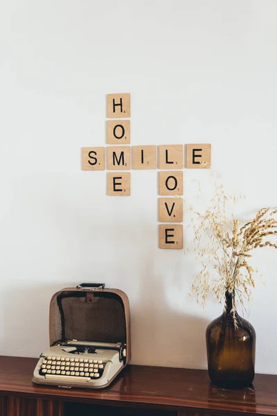 Die Worte Heimat Lächeln Und Liebe Aus Hölzernen Scrabble Fliesen — Stockfoto