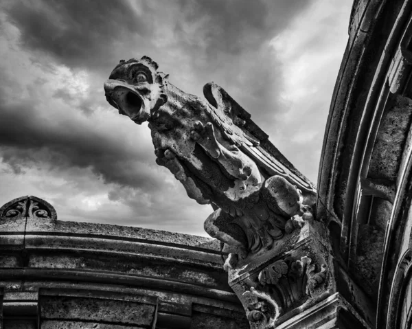 Een Grijswaarden Opname Van Een Beeldhouwkunst Van Heilige Hart Kerk — Stockfoto