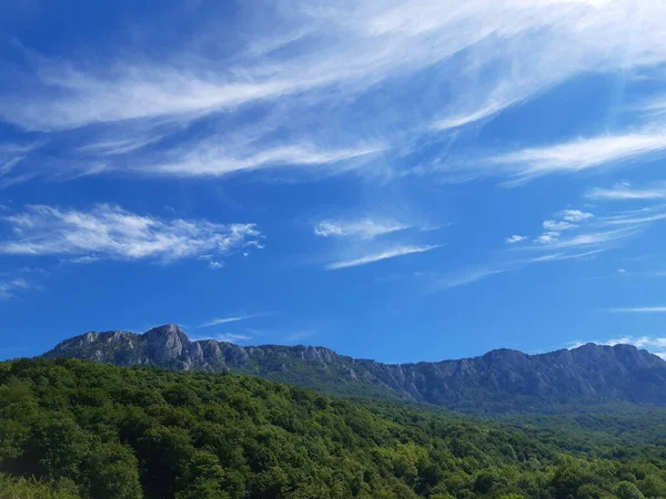 Панорамний Знімок Гірського Пейзажу Тонким Фоном Хмар — стокове фото