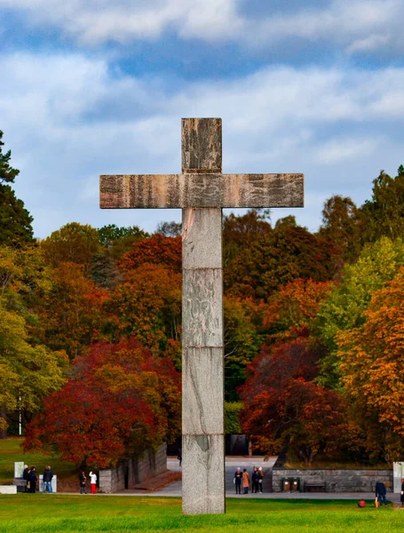 Colpo Verticale Una Croce Con Alberi Colorati Sullo Sfondo — Foto Stock