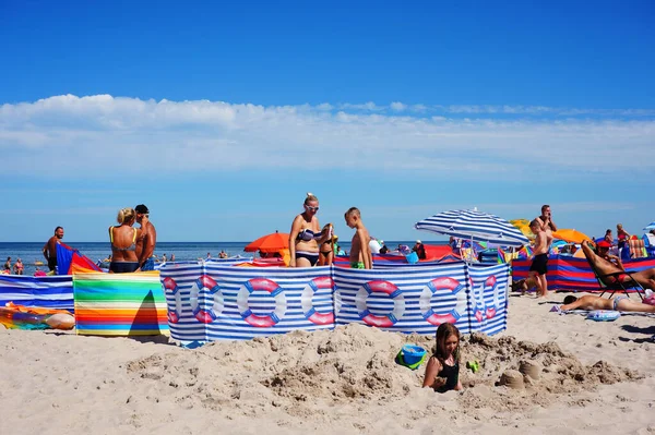 Sarbinow Polen August 2018 Menschen Windjacken Auf Sand Strand Ausruhen — Stockfoto