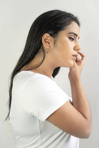 Närbild Ung Latinsk Kvinna Som Sminkar Sig — Stockfoto
