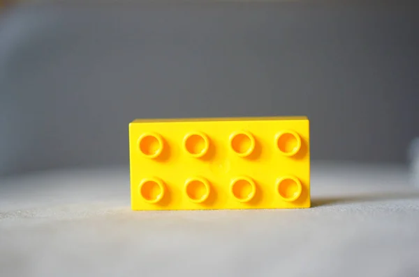 Poznan Polonia Marzo 2016 Ladrillo Juguete Lego Duplo Amarillo Plástico — Foto de Stock
