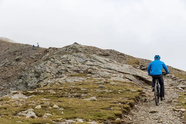 Een Wandelaar Fietsend Door Een Rotsachtig Bergpad — Stockfoto