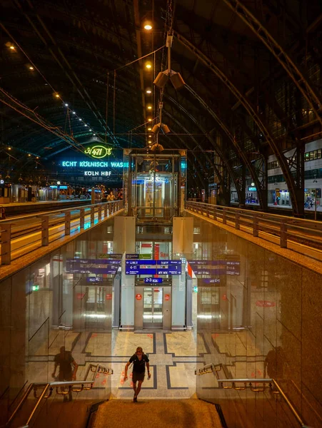 Cologne Germany Sep 2020 Parfümlü Ana Tren Istasyonu Planda Bir — Stok fotoğraf