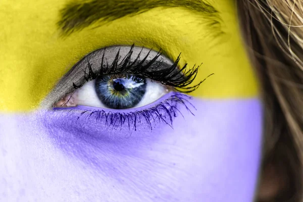 Nahaufnahme Eines Weiblichen Auges Den Farben Gelb Und Blau — Stockfoto