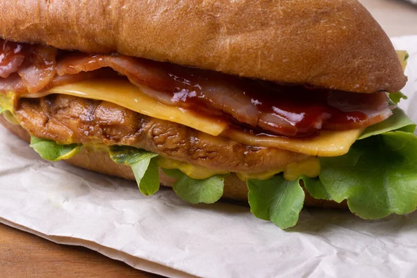 Una Sabrosa Hamburguesa Con Queso Fresco Una Tabla Madera — Foto de Stock