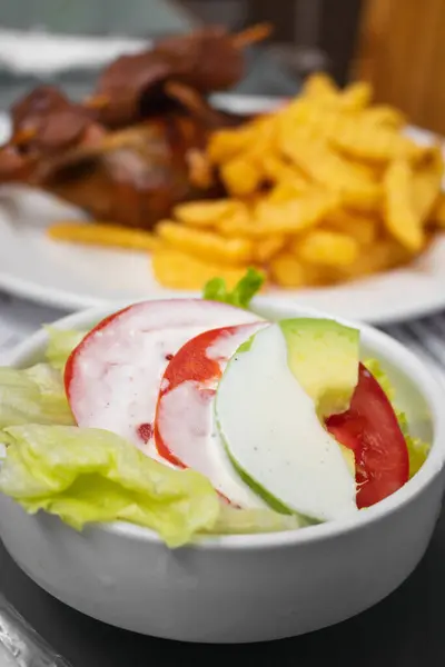 Gros Plan Délicieux Déjeuner Avec Viande Des Frites Une Salade — Photo