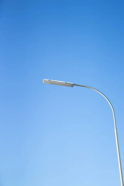 Låg Vinkel Skott Gatubelysning Blå Himmel — Stockfoto