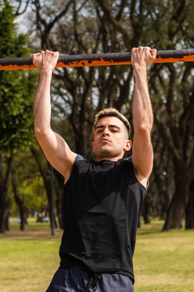 Tiro Vertical Homem Caucasiano Fazendo Flexões Parque — Fotografia de Stock