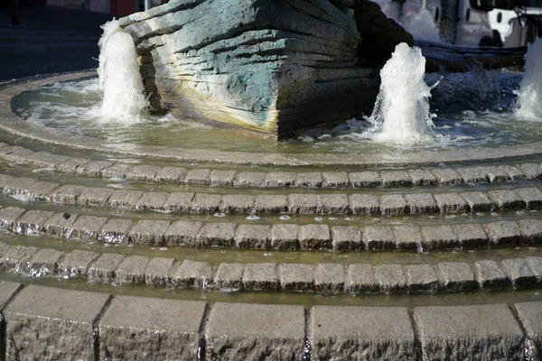 Acqua Che Scorre Nella Fontana Del Parco — Foto Stock