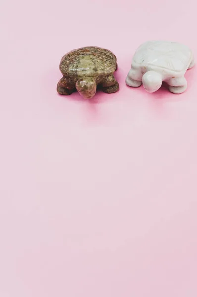 Tiro Vertical Figuras Pedra Tartaruga Marrom Branco Isolado Fundo Rosa — Fotografia de Stock
