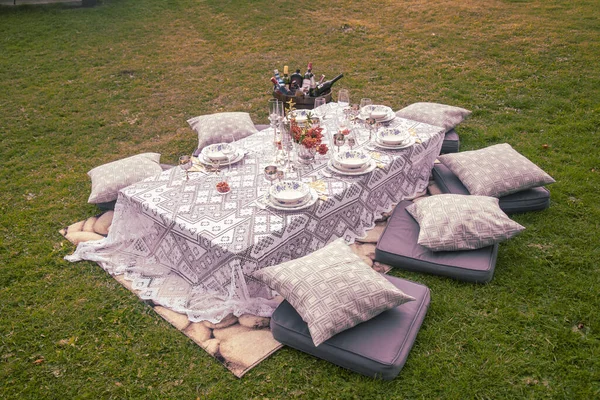 Table Mariage Joliment Décorée Confortable Sur Herbe — Photo