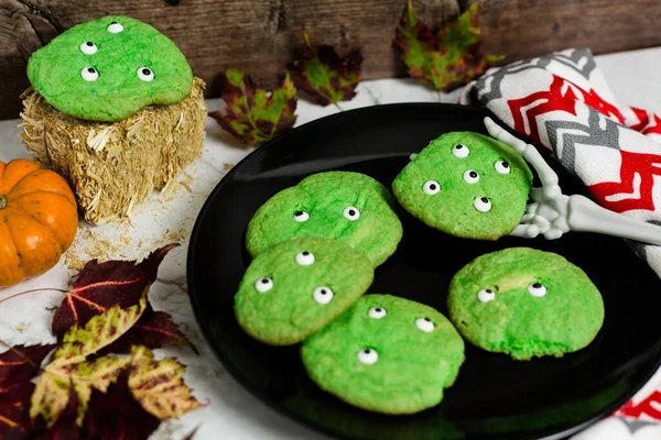 Biscuit Sucre Vert Avec Des Décorations Globe Oculaire Sur Une — Photo
