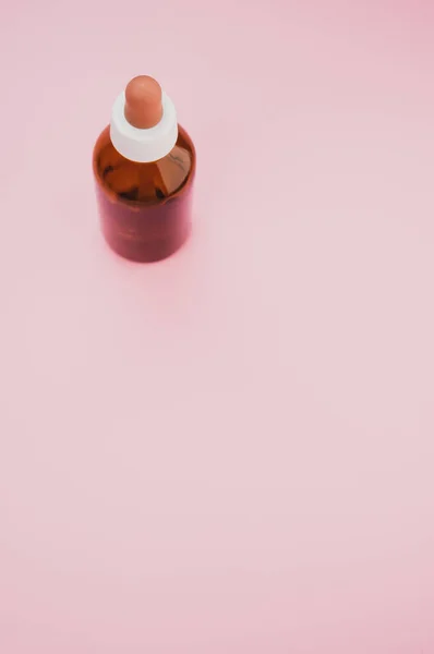 Una Botella Gotero Sobre Fondo Rosa Claro —  Fotos de Stock