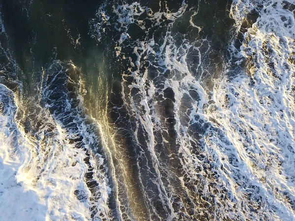 Uma Vista Hipnotizante Das Ondas Espumosas Oceano — Fotografia de Stock