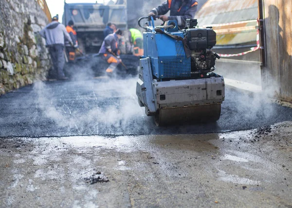 Una Gran Cantidad Trabajadores Construcción Trabajando Haciendo Camino Asfalto Mini — Foto de Stock