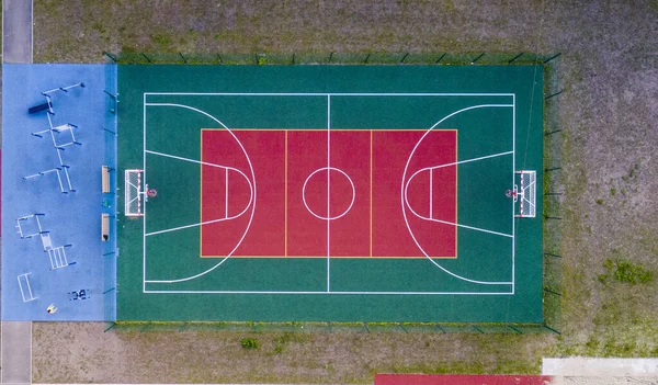 空のバスケットボールとサッカー場の空中ショット — ストック写真