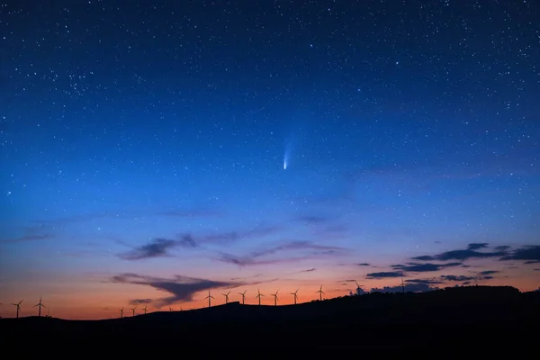 Eine Hügellandschaft Mit Windmühlen Unter Einem Sternenhimmel Abend Hintergrund — Stockfoto