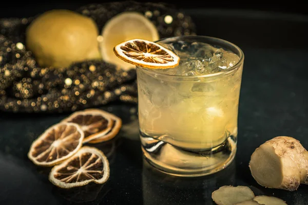 Närbild Alkoholhaltig Cocktail Med Torkad Citron — Stockfoto