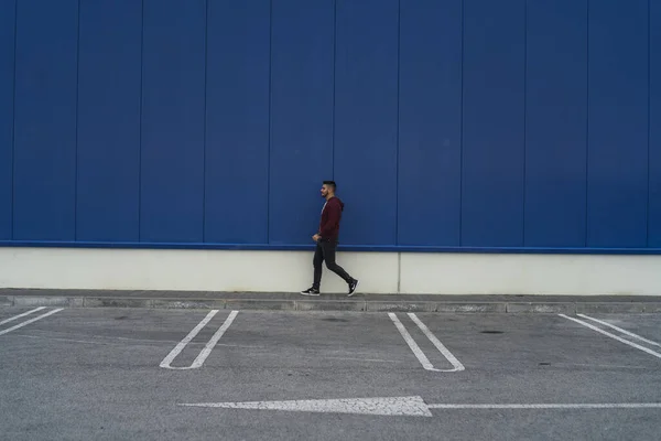 Modello Maschio Che Cammina Davanti Muro Blu — Foto Stock