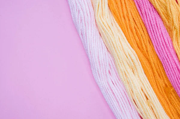 Açık Pembe Arkaplanda Izole Edilmiş Renkli Küf Ipliklerinin Üst Görünümü — Stok fotoğraf